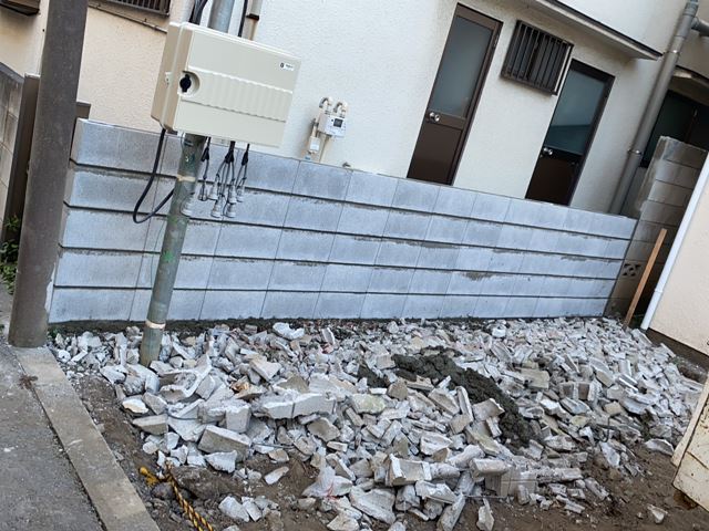 東京都品川区荏原のブロック撤去・新設工事中の様子です。